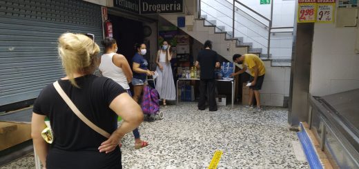 Reparto de ayuda alimentaria en la Galeria Comercial de la Calle Galicia